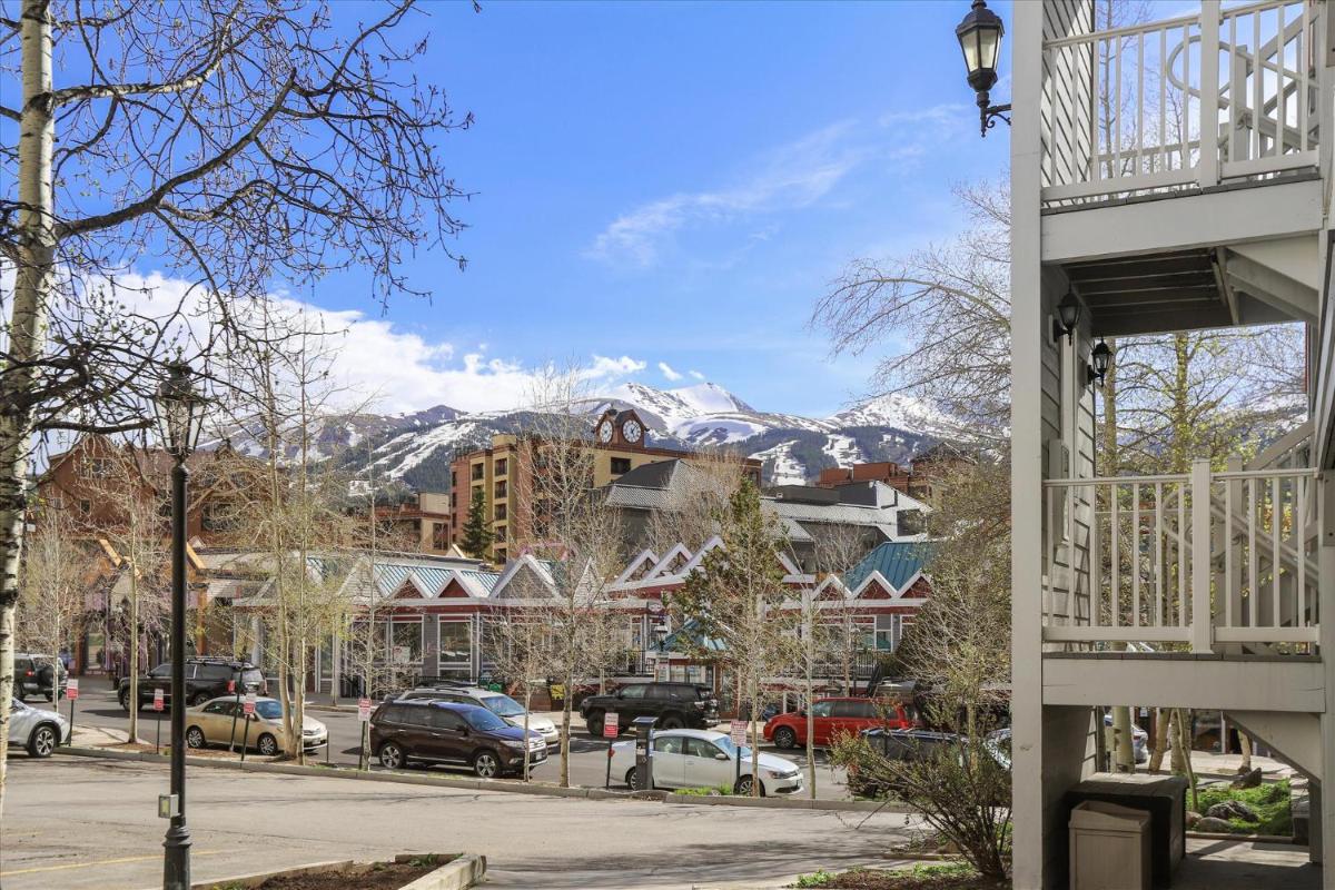 Popular attractions Area Nearby Property